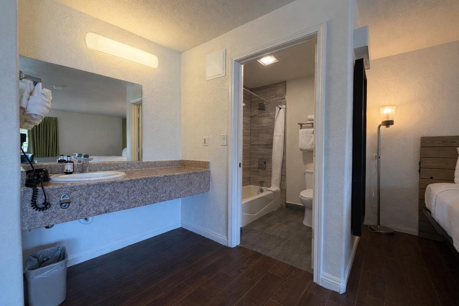Deluxe 2 Queen Room
