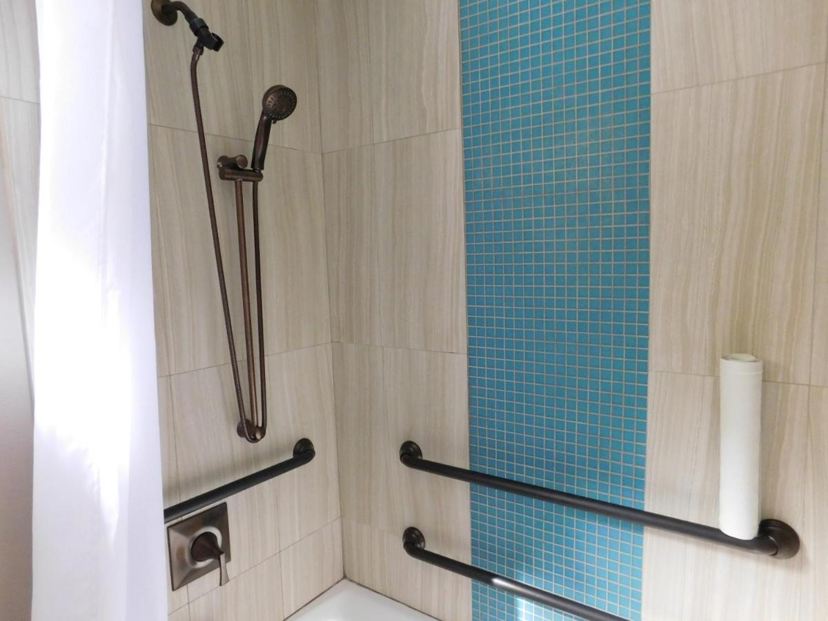 Chambre Lit King-Size - Accessible aux Personnes à Mobilité Réduite